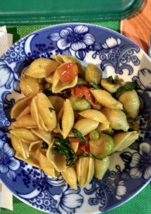 Una foto de Fideos con repollitos de bruselas