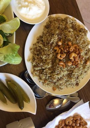 صورة لوصفة ارز باللحم المفروم والمكسرات