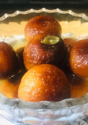 A picture of Gulab jamun.
