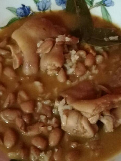 Una foto de Judías pintas con arroz y pie de cerdo