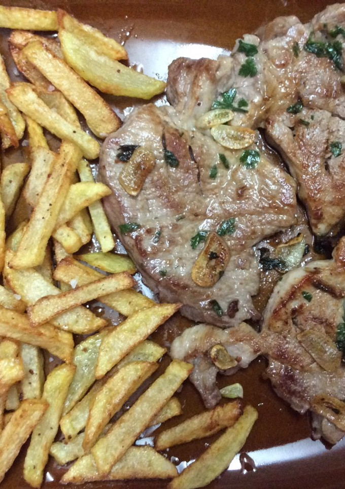 Una foto de Filetes de jamón de cerdo con ajo y perejil🌱