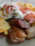 Chicharrón de cerdo con mote,(maíz amarillo),papas doradas