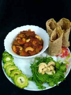 કાજુ કારેલા નું શાક(kaju karela nu saak recipe in Gujarati) રેસીપી મુખ્ય ફોટો