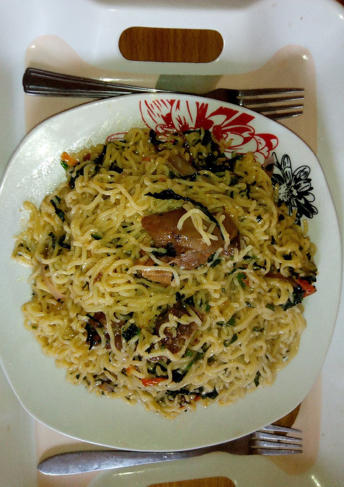 A picture of Noodles with Ugwu leaf.