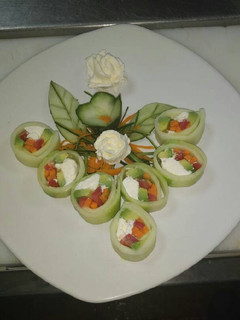 Una foto de Rollos de pepino fresca y saludable