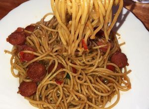 Una foto de Fideos con salsa de soja y miel
