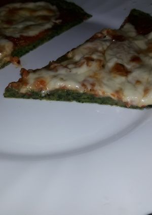 Una foto de Pizza, con masa de espinaca