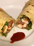 Piada burrito pollo allo zenzero peperoni cipolla rucola e stracchino con salsa piccante tipo mex