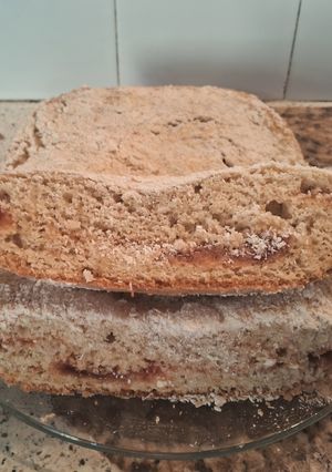 Una foto de Torta de avena y vainilla rellena con dulce de membrillo
