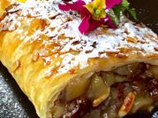 Una foto de strudel manzana