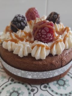 Una foto de Bizcocho de chocolate sin gluten con cobertura de chocolate blanco