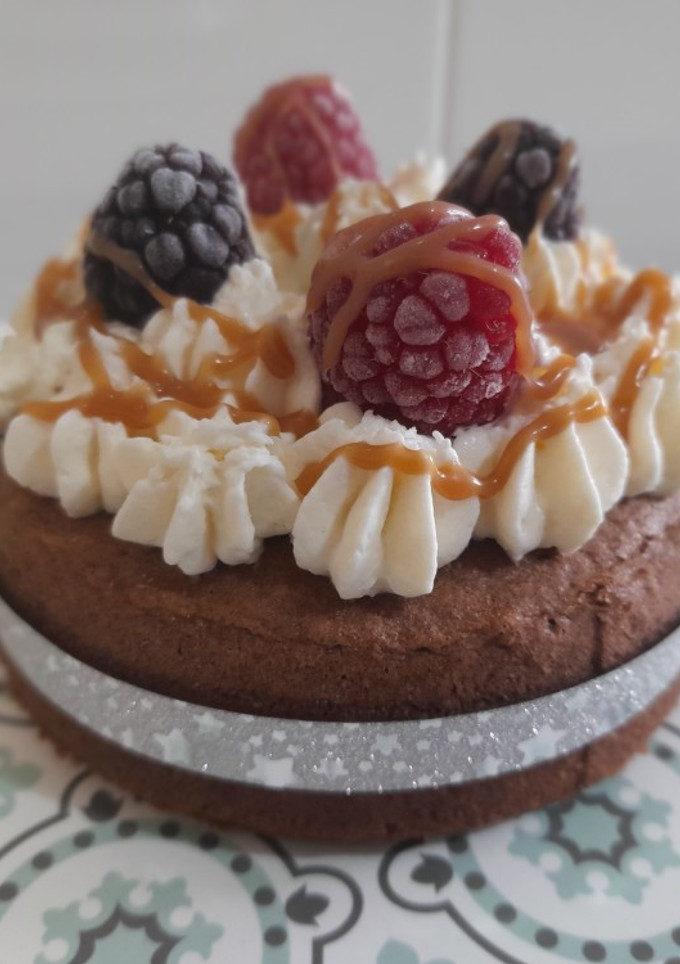 Una foto de Bizcocho de chocolate sin gluten con cobertura de chocolate blanco