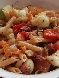 Una foto de Ensalada de pasta con melón y jamón (aprovechamiento)