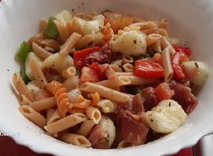 Foto principal de Ensalada de pasta con melón y jamón (aprovechamiento)