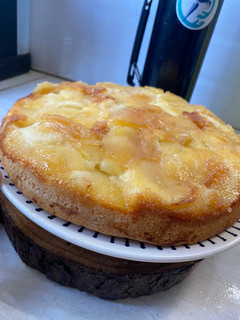 Una foto de Torta de manzana 🍎 invertida FÁCIL