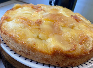 Una foto de Torta de manzana 🍎 invertida FÁCIL