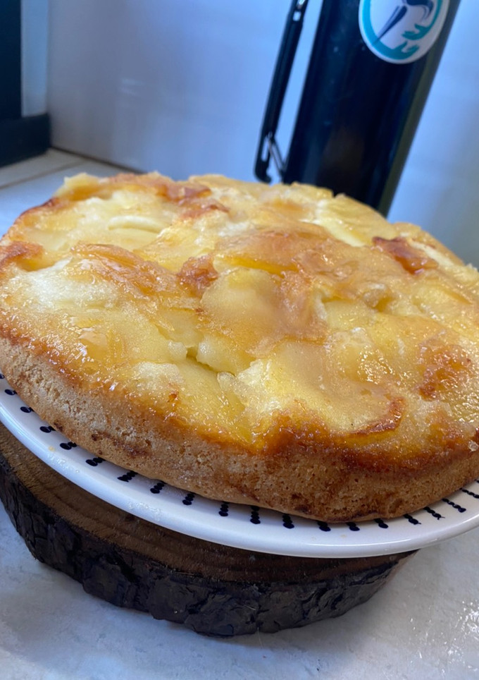 Una foto de Torta de manzana 🍎 invertida FÁCIL