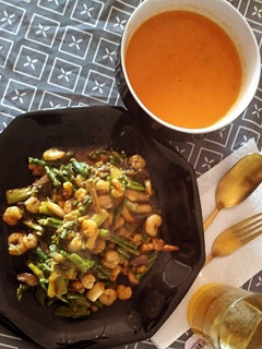 Una foto de Salteado de espárragos con ajitos y gambas y crema de tomate