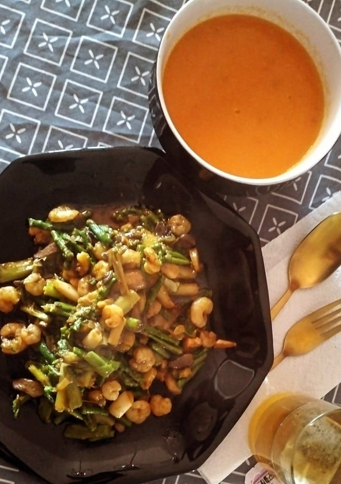 Una foto de Salteado de espárragos con ajitos y gambas y crema de tomate