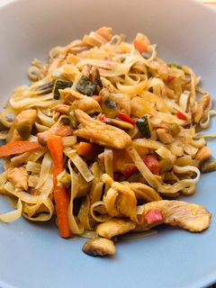 Una foto de Noodles con verdura y pollo