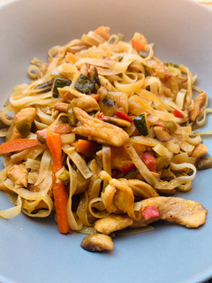 Una foto de Noodles con verdura y pollo