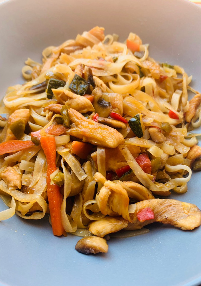 Una foto de Noodles con verdura y pollo