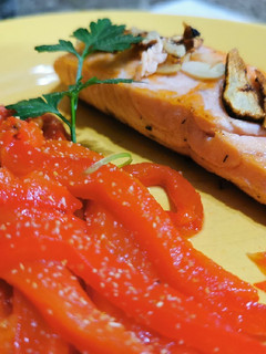 Una foto de Salmón a la plancha y pimiento asado!!!