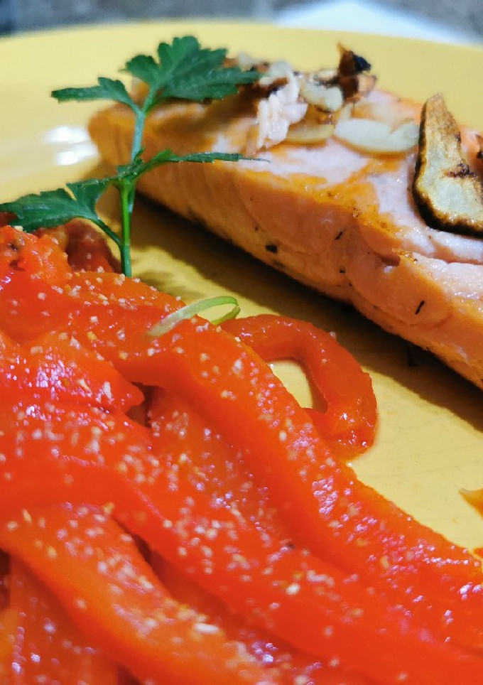 Una foto de Salmón a la plancha y pimiento asado!!!