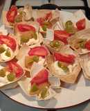 Закусочні човники з сиром філадельфія та ікрою тріски😋