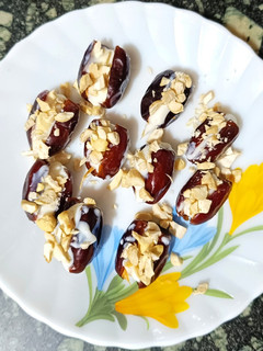 A picture of Sweet Curd Stuffed Dates.