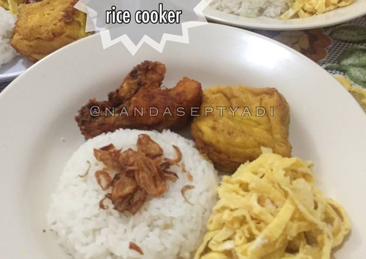Bagaimana Menyiapkan Nasi uduk rice cooker simple Anti Gagal