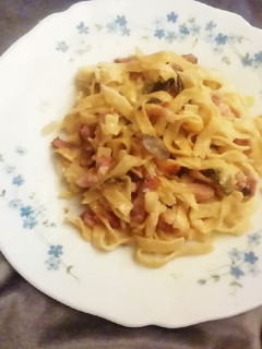 Une photo de One pot pasta - courgette champignons mozzarella
