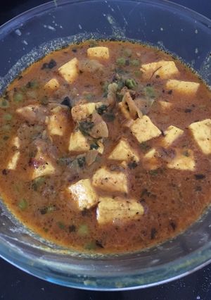 A picture of Dahi Mutter Paneer.
