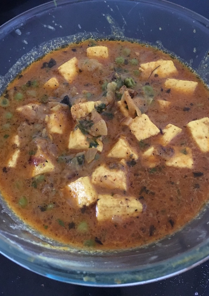 A picture of Dahi Mutter Paneer.