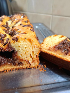 Una foto de Budín de naranja con relleno de choco-dulce de leche