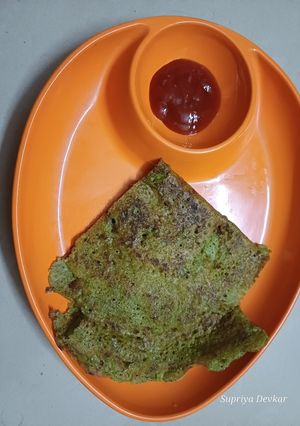 A picture of Sprouted moong chilla.