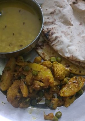 A picture of Aloo ghobhi matar.