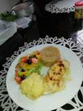 Rollo de pechuga de pollo relleno y arroz de tocineta