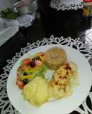 Rollo de pechuga de pollo relleno y arroz de tocineta