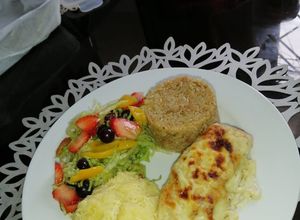 Una foto de Rollo de pechuga de pollo relleno y arroz de tocineta