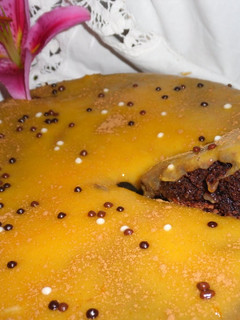 Foto de Bolo de claras e chocolate com cobertura de doce de ovos