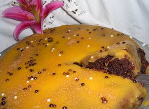 Foto de Bolo de claras e chocolate com cobertura de doce de ovos
