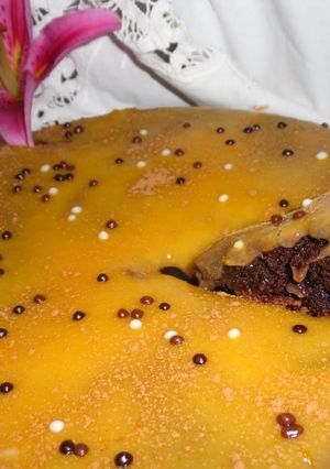 Foto de Bolo de claras e chocolate com cobertura de doce de ovos