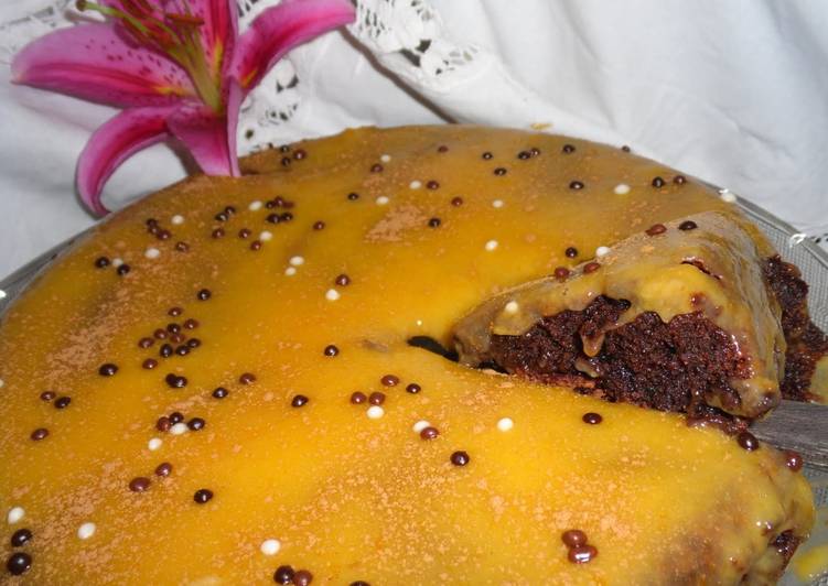 Bolo de claras e chocolate com cobertura de doce de ovos