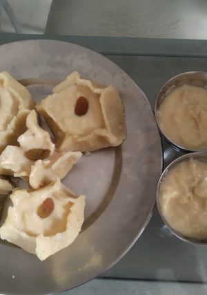A picture of Sooji halwa with rabri.