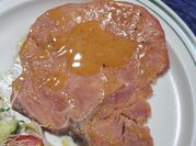 Una foto de chuletas de cerdo con miel