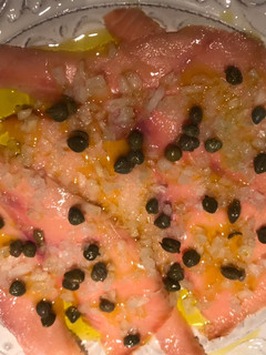 Una foto de Carpaccio de salmón