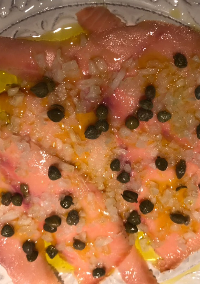 Una foto de Carpaccio de salmón