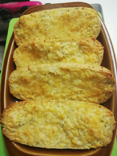Una foto de Pan de ajo y cuatro quesos al tomillo