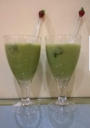 A picture of Kiwi and grapes mint frappe.